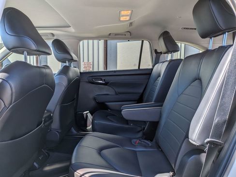 Used 2022 Toyota Highlander XLE image 28