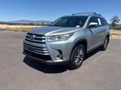 Used 2019 Toyota Highlander XLE AWD/4WD image 1
