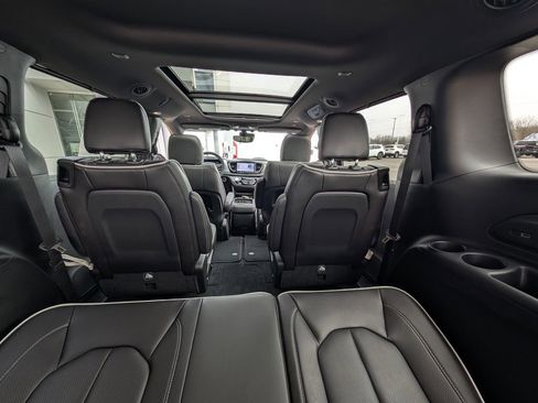 New 2026 Chrysler Pacifica Limited image 18