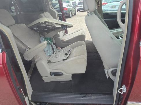 Used 2014 Chrysler Town & Country Touring w/ Driver Convenience Group FWD image 17