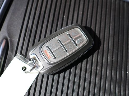 Used 2023 Chrysler Pacifica Limited FWD image 30