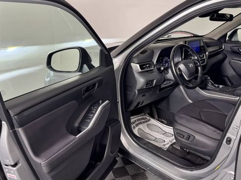Used 2023 Toyota Highlander LE FWD image 11