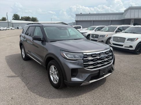 Used 2025 Ford Explorer Active AWD/4WD image 8