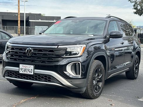 Used 2024 Volkswagen Atlas Peak Edition SE image 1