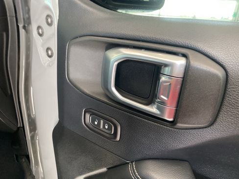 Used 2018 Jeep Wrangler Unlimited Sahara image 25