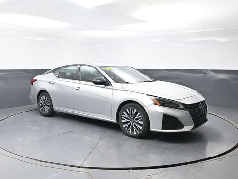 Used 2024 Nissan Altima 2.5 SV FWD image 5