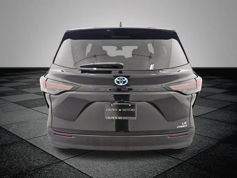 Used 2024 Toyota Sienna LE image 5