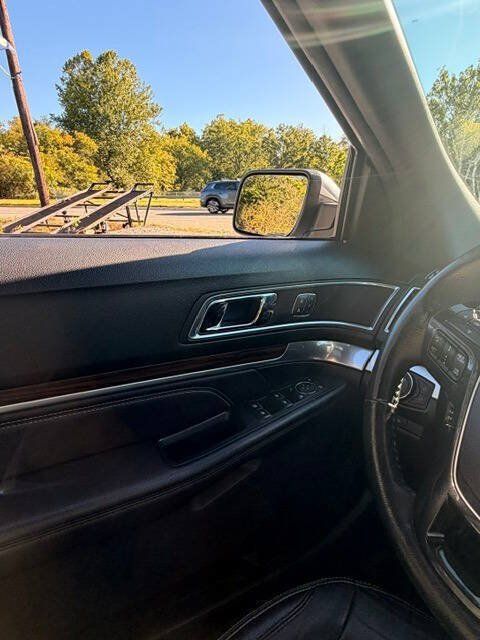 Used 2018 Ford Explorer Limited w/ Equipment Group 301A AWD/4WD image 16