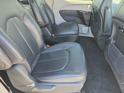 Used 2024 Chrysler Pacifica Select image 17