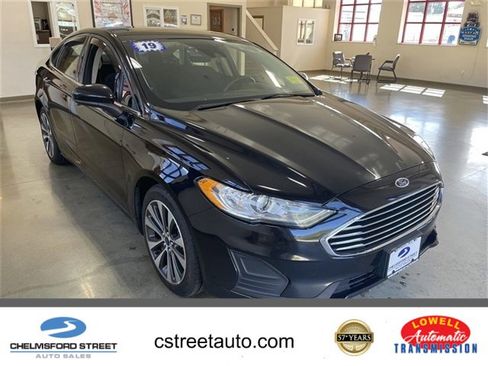 Used 2019 Ford Fusion SE image 1