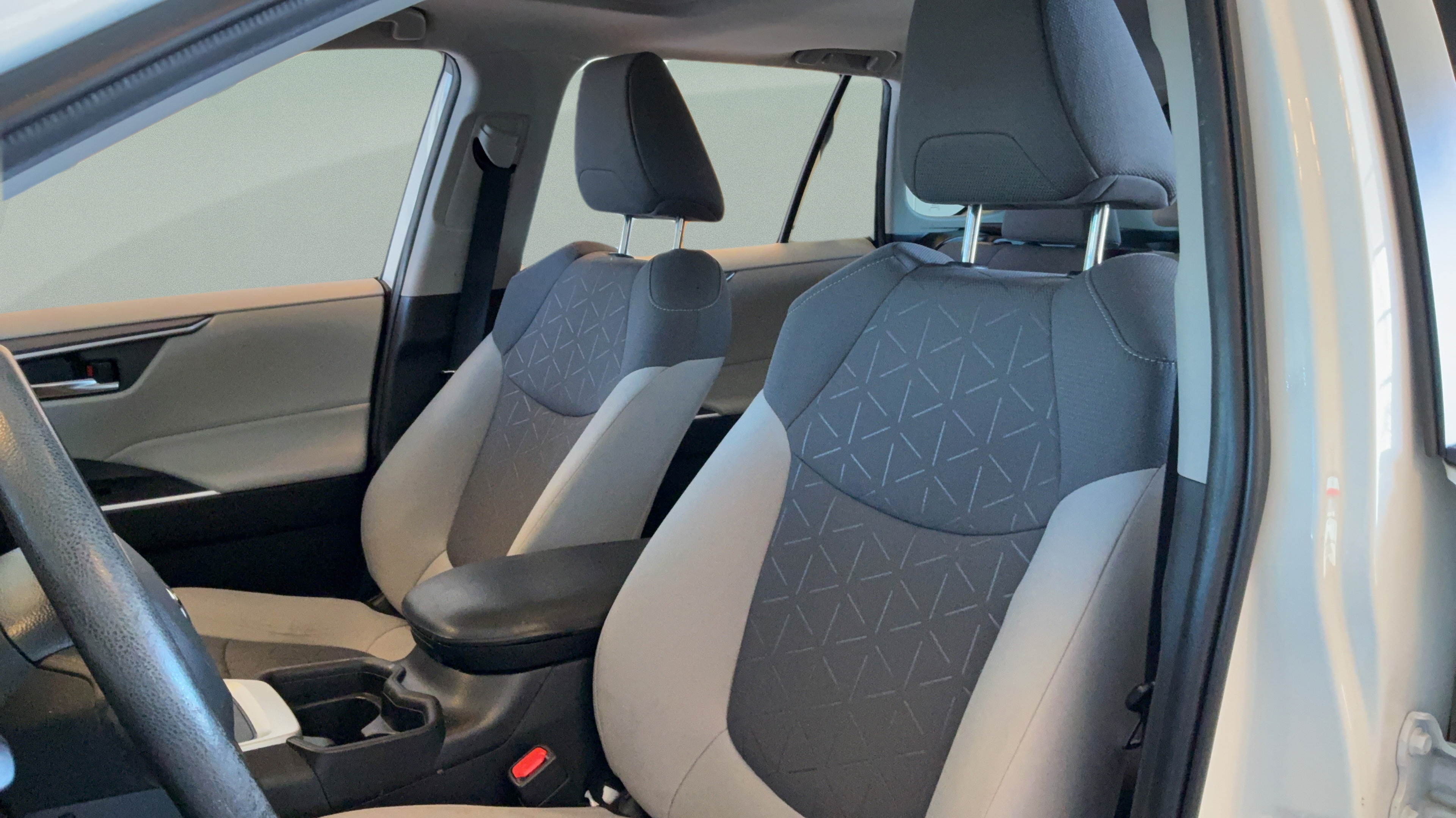 Used 2021 Toyota RAV4 XLE w/ Convenience Package FWD image 22