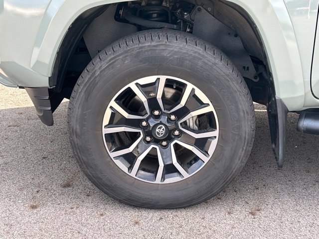 Used 2022 Toyota Tacoma TRD Sport w/ TRD Premium Sport Package AWD/4WD image 10