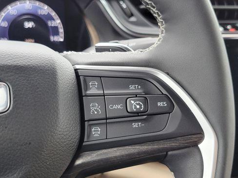 Used 2025 Jeep Grand Cherokee Limited AWD/4WD image 13