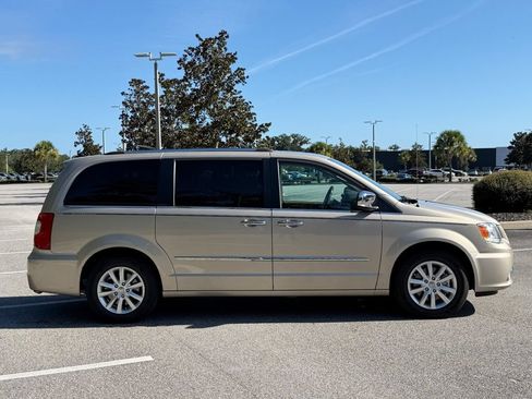 Used 2016 Chrysler Town & Country Limited Platinum FWD image 6