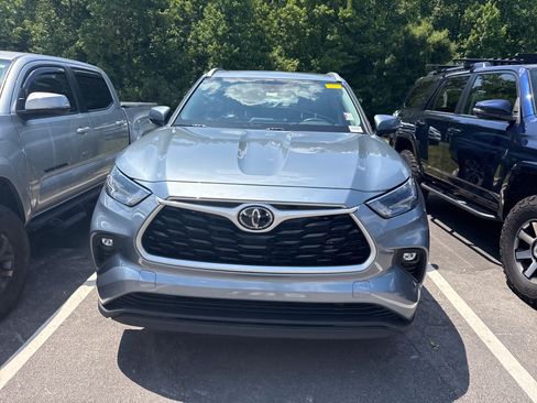 Used 2022 Toyota Highlander XLE FWD image 2