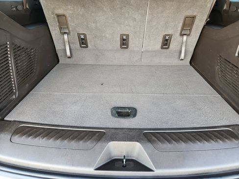 Used 2024 Chevrolet Suburban LT RWD image 32