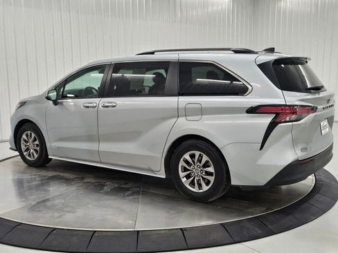 Used 2021 Toyota Sienna XLE w/ XLE Plus Package image 3