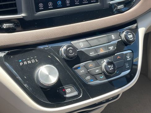 Used 2020 Chrysler Voyager LX FWD image 23