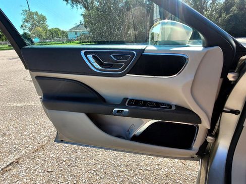 Used 2017 Lincoln Continental Select image 15