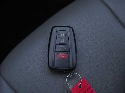 Used 2023 Toyota Highlander XLE FWD image 28
