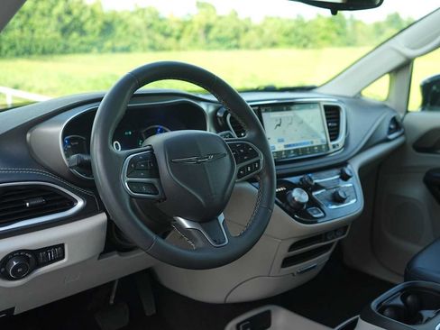 Used 2024 Chrysler Pacifica Limited FWD image 2