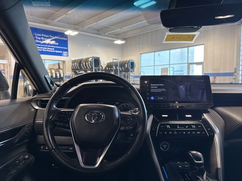 Used 2024 Toyota Venza XLE image 10