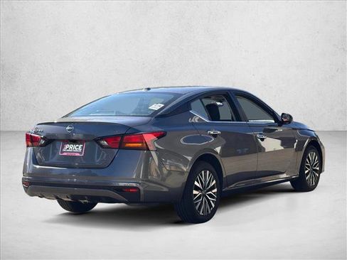 Used 2024 Nissan Altima 2.5 SV image 5