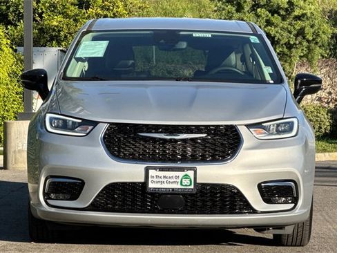 Used 2024 Chrysler Pacifica Touring-L image 9