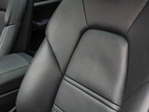 Certified 2025 Porsche Cayenne Coupe image 25