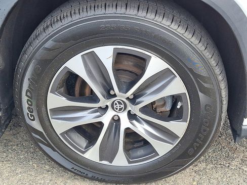 Used 2023 Toyota Highlander XLE image 9