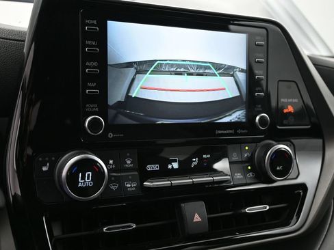 Used 2021 Toyota Highlander XLE FWD image 24
