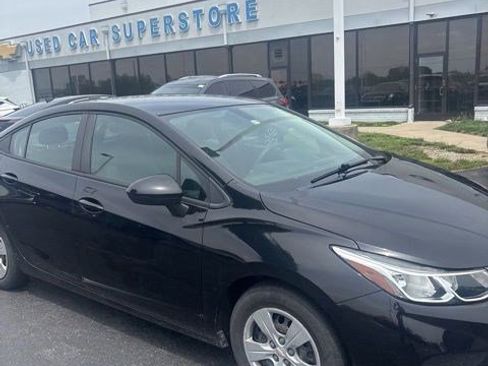 Used 2018 Chevrolet Cruze LS FWD image 2