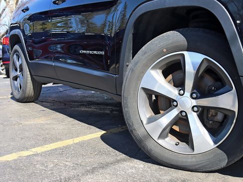 Used 2019 Jeep Cherokee Limited AWD/4WD image 6