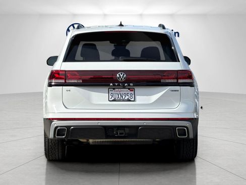 Used 2025 Volkswagen Atlas Peak Edition SE image 4