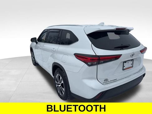 Used 2022 Toyota Highlander XLE image 3
