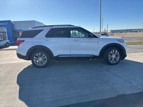 Used 2022 Ford Explorer XLT w/ Equipment Group 202A image 2