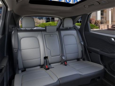 Used 2025 Ford Escape SE w/ Class II Trailer Tow Package image 11