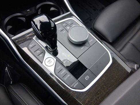 Used 2022 BMW 330e xDrive w/ M Sport Package image 18