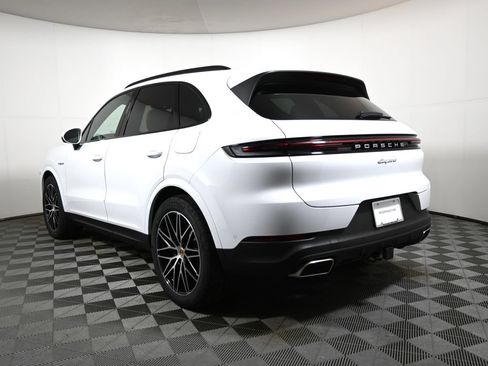 Used 2026 Porsche Cayenne E-Hybrid AWD/4WD image 3