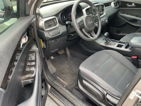 Used 2017 Kia Sorento FWD image 4