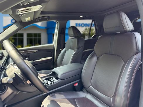 Used 2025 Honda Pilot Black Edition image 14