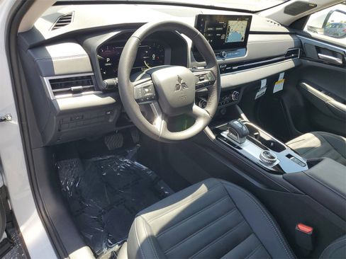 New 2025 Mitsubishi Outlander SE image 6