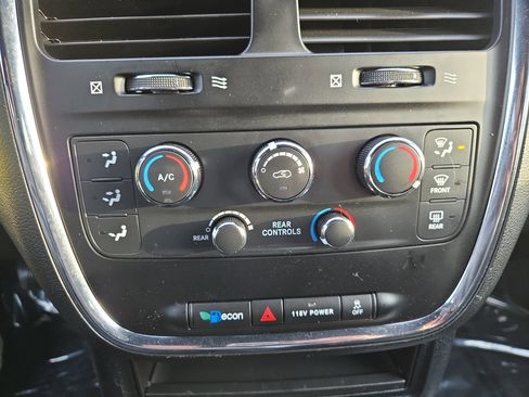 Used 2017 Dodge Grand Caravan SE image 19