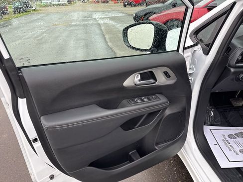 Used 2024 Chrysler Pacifica Limited w/ S Appearance Package image 18