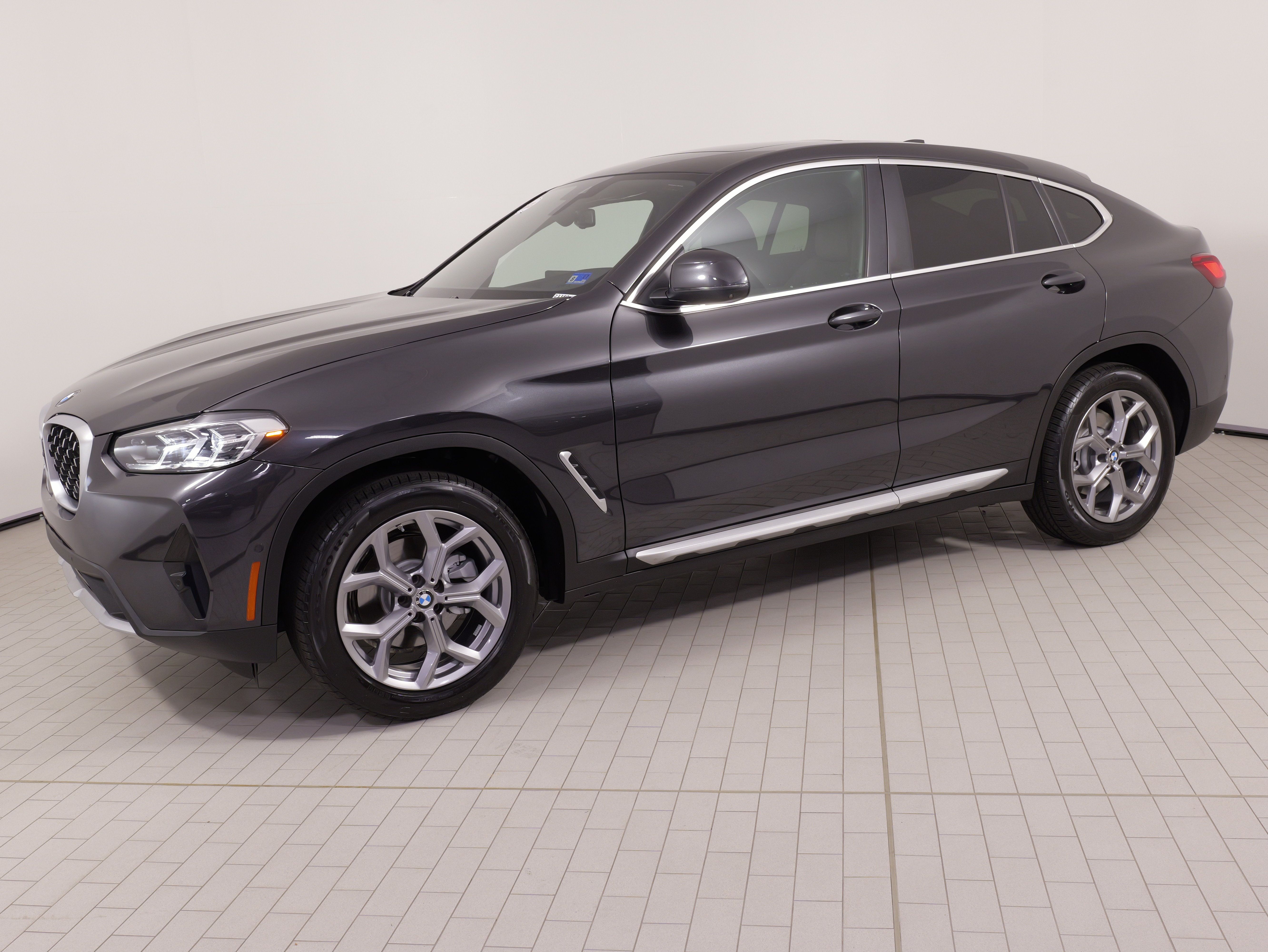 Used 2025 BMW X4 xDrive30i AWD/4WD image 1