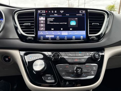 Used 2024 Chrysler Pacifica Touring-L image 22