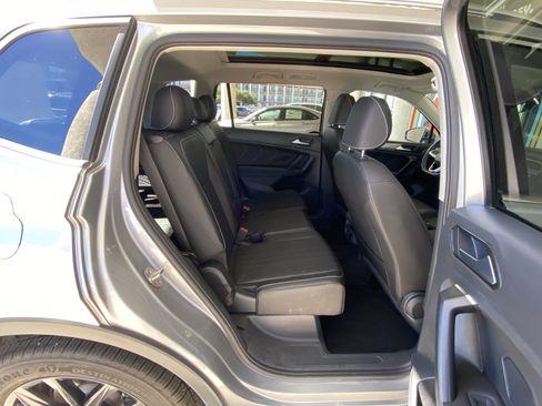 Used 2023 Volkswagen Tiguan SE w/ Panoramic Sunroof Package FWD image 32