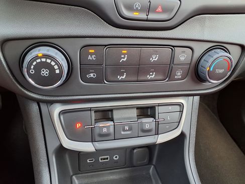 Used 2024 GMC Terrain SLE FWD image 8