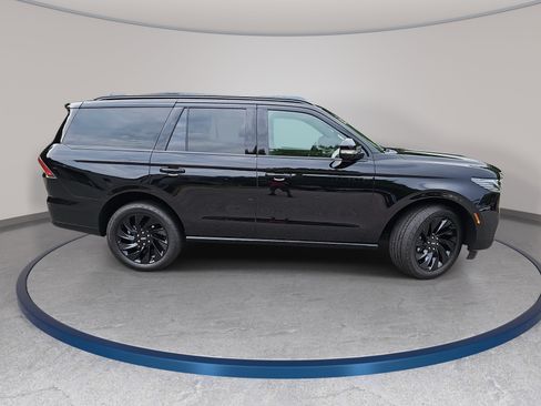 Used 2025 Lincoln Navigator Reserve w/ Jet Appearance Package AWD/4WD image 4