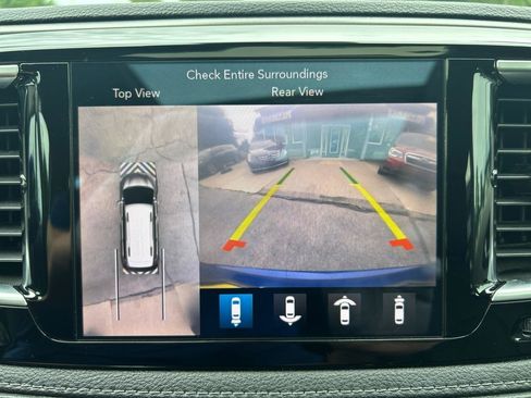 Used 2019 Chrysler Pacifica Limited w/ Tire & Wheel Group FWD image 14